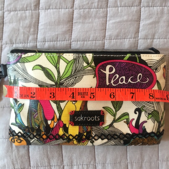 SakRoots wristlet purse with battery pack - Picture 4 of 7